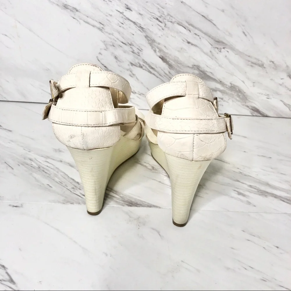 Express Ivory Snakeskin Buckle Strap Wedge Sandals SZ 8